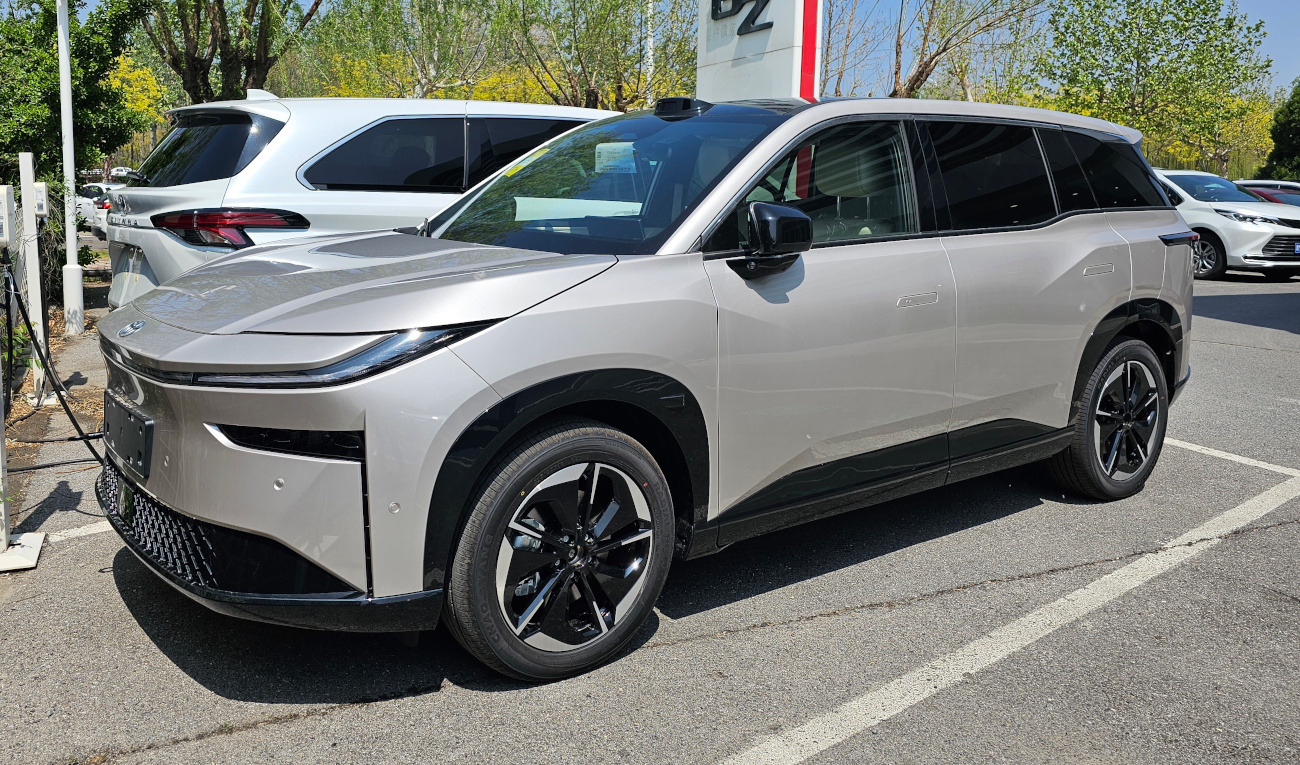 Toyota bZ3X на зарядной станции